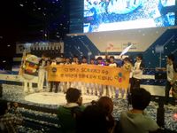 선수들이 현수막을 들고 있다