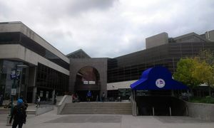 대학교 커뮤니티 센터는 학생회관으로, 여러 학생 운영 단체가 입주해 있다.