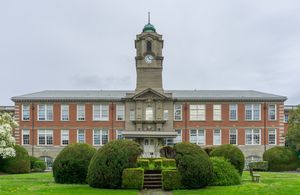 카모순 칼리지의 영 건물은 1946년부터 1967년까지 빅토리아 칼리지와 그 후계 기관인 빅토리아 대학교의 숙소였다.