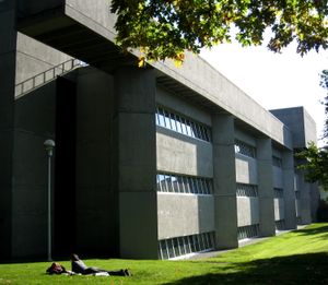 Cunningham 건물에는 생물학과와 산림 생물학 센터가 있다.