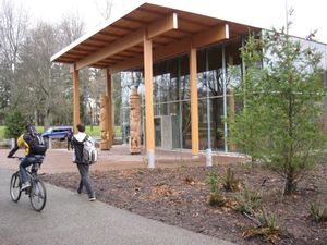 First Peoples House는 대학의 원주민 학생들을 위한 문화적, 사회적, 학술적 센터 역할을 한다.