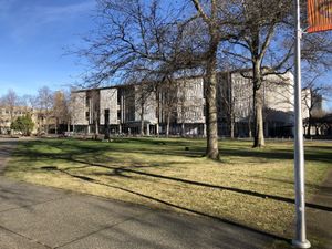 학습을 위한 미언스 센터 - 맥퍼슨 도서관은 빅토리아 대학교의 두 도서관 중 하나이다.