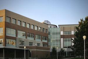 지구 및 해양 과학 학교는 밥 라이트 센터에 위치해 있다.