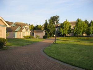 대학의 클러스터 주거 지역은 121개의 아파트와 타운하우스로 구성되어 있으며, 학생들이 거주할 수 있다.