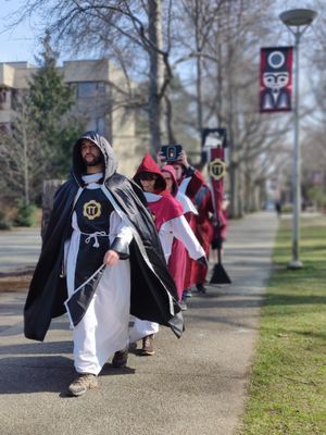 2023년 빅토리아 대학교 캠퍼스에서 재판을 위해 행진하는 Order of Pi