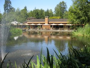 빅토리아 대학교 내에 위치한 사교 클럽인 유니버시티 클럽. 회원 자격은 교직원, 학생, 동문으로 제한된다.