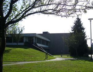 맥키넌 빌딩에는 트리플 체육관과 실내 수영장이 있다. 이 건물은 학생들의 레크리에이션 목적으로 사용된다.