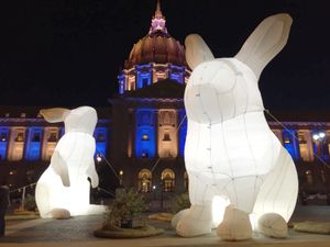 샌프란시스코 시청 앞에서 풍선 부활절 토끼