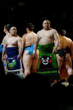 구마몬 마와시를 착용한 스모 선수