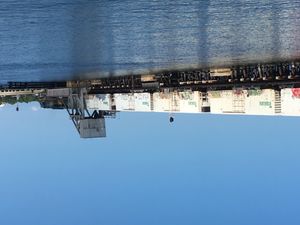 CSX 교통(CSX)이 2018년 플로리다 주 브레이든턴의 마나티 강 다리를 건너는 트로피카나 주스 열차를 끌고 있다.