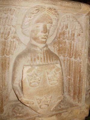 색스먼드햄 교구 교회에 새겨져 있는 세 개의 왕관 문양