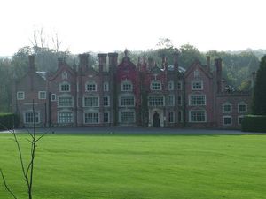 Great Witchingham Hall, 버나드 매튜스 팜스의 본사로, A1067의 Great Witchingham에 위치하며, 노리치 북서쪽에 위치