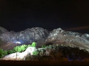 밤의 우후드 산. 이 산은 현재 메디나에서 가장 높은 봉우리이다.