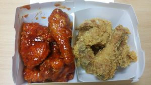 BHC 치킨 프랜차이즈의 양념 반, 후라이드 치킨 반