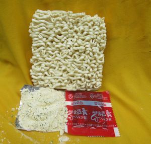 불닭 까르보나라 라면의 봉지를 뜯어 조리하지 않은 모습