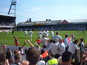 스완지 팬들과 선수들이 베치 필드에서 마지막으로 터진 리그 골을 축하하고 있다.