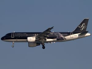 영화 개봉을 홍보하기 위해 특별 도색된 스타플라이어(StarFlyer)의 에어버스 A320 항공기