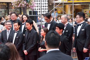 (앞줄 왼쪽부터) 안노 히데아키, 다케노우치 유타카, 하세가와 히로키, 이시하라 사토미, 고라 켄고 (뒷줄 왼쪽부터) 히구치 신지, 오노에 카츠로, 이치카와 미카코, 오스기 렌, 츠카모토 신야, 마츠오 사토루