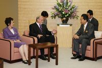 ICNND 공동 의장 개러스 에반스와 함께 내각총리대신하토야마 유키오와 (2009년 10월, 총리 관저)