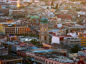 황혼녘의 파추카 역사 지구, 기념 시계탑
