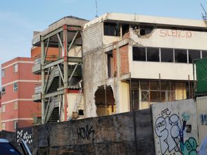 지진으로 피해를 입은 엔리케 레브사멘 학교