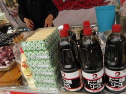 포장마차에 진열된 전문점용 타코야끼 소스