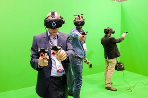 모바일 월드 콩그레스(Mobile World Congress) 2018에서 착용한 HTC Vive 헤드셋