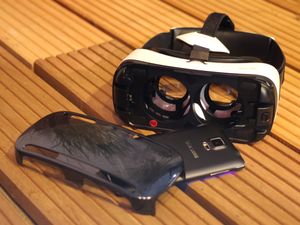 스마트폰(Smartphone) 기반의 저가형 헤드셋 삼성 기어 VR(Samsung Gear VR) 분해된 상태