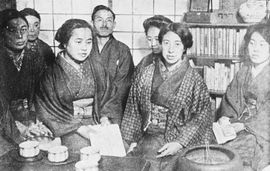 신부인협회의 멤버. 왼쪽부터 이치카와 후사에, 한 명 건너 오쿠 무메오, 히라야마 로쿠노스케, 곤도 마가라, 히라쓰카 라이초. 1920년 1월 6일 촬영.