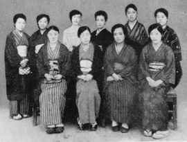 신부인협회의 멤버. 앞줄 왼쪽부터 키쿠치 미츠, 츠무 시나코, 오쿠 무메오, 츠카모토 나카코. 뒷줄 왼쪽부터 사카모토 마코토, 사사키 이토코, 히라쓰카 라이초, 타나카 요시코, 타지마 히데, 시마노 하츠코.