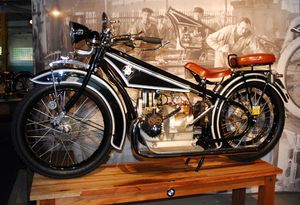 최초의 BMW 자동차인 R32 오토바이가 뮌헨의 BMW 박물관에 전시되어 있다.