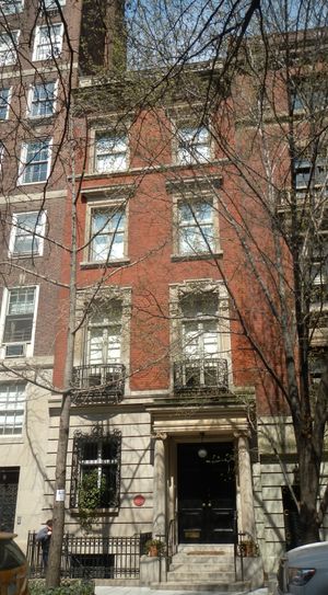 1974년부터 1987년까지 워홀은 맨해튼 레녹스 힐 지역 57 E 66번가에 살았다. 1998년, 이 타운하우스는 문화 유산으로 지정되었다.