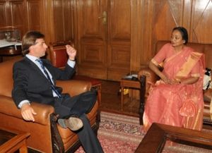 2012년 몬테비데오에서 로크 사바 의장, 메라 쿠마르와의 회담에 참석한 라카예 포우