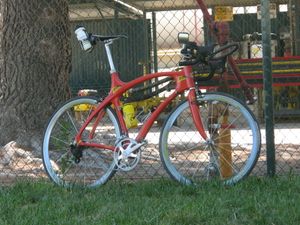 핸들바 앞에 트라이애슬론용 바엔드가 덧달린 로드 자전거