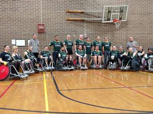 보이시 봄버스 휠체어 럭비 팀이 제3회 연례 장난감 기증 경기 이후 다양한 장비를 전시하며 포즈를 취하고 있다.