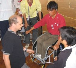 휠체어 럭비 분류사가 새로운 선수를 검사하고 있다