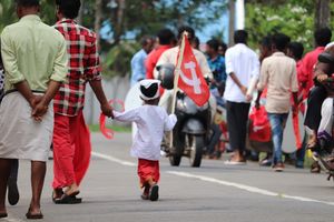 인도 공산당(마르크스주의) 깃발을 들고 있는 케랄라 출신 아이