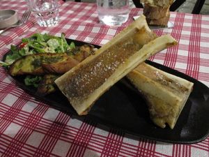 프랑스 리옹 요리에서 제공되는 골수.