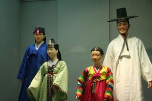 푸른색 두루마기를 입은 여성 모델과 흰색 두루마기를 입은 남성 모델