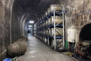 술 저장고로 사용되고 있는 구즈하라 터널
