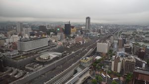 북동쪽에서 바라본 고쿠라역 조감도. 북쪽(사진 오른쪽)은 신칸센 승강장, 남쪽(왼쪽)은 재래선 승강장. 역 빌딩에서 남쪽으로 모노레일이 뻗어 있다.(2019년 4월)