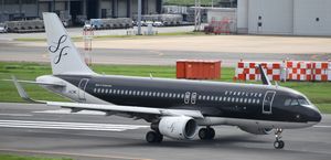 스타플라이어의 에어버스 A320-200 항공기. 꼬리 날개와 윙팁의 색상이 좌우 반전되어 있다.