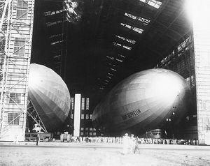 1929년 8월 NAS 레이크허스트의 비행선 격납고에 있는 그라프 체펠린과 USS 로스앤젤레스