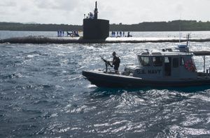 2019년 12월, 괌 해군기지 항만 보안 부대가 USS 토페카를 아프라 항을 통해 호송하고 있다.