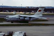 꼬리 부분에 총좌를 남긴 일류신Il-76