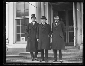 피렌(가운데)은 1922년 워싱턴 D.C.의 백악관 방문 중 찍은 사진이다.