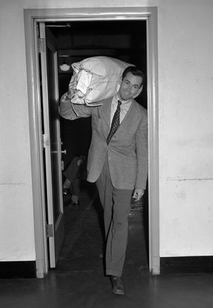 1942년 11월 미국 해군 입대 당시의 폰다