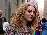 안나소피아 롭이 TV 드라마 시리즈 캐리 다이어리에서 십 대 캐리 브래드쇼 역을 맡았다.