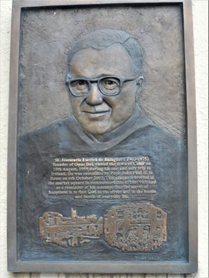 1959년 아일랜드 캐어에서 에스크리바가 방문한 것을 기념하는 에스크리바의 청동 초상화