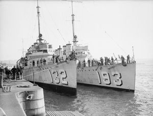 1940년 사진에서 USS Aaron Ward(왼쪽)와 USS Abel P. Upshur(오른쪽)는 크기가 비슷한 구축함이지만, 후자가 더 무겁게 실려있기 때문에 더 낮게 가라앉아 더 많은 물을 배수한다.